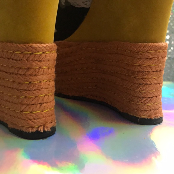 BANANA REPUBLIC LA Pin-Up Doll Babes Wedges - Picture 8 of 8